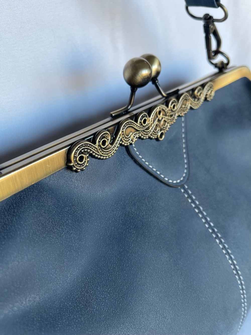 Vintage-Inspired Blue Suede Satchel - Picture 5 of 8